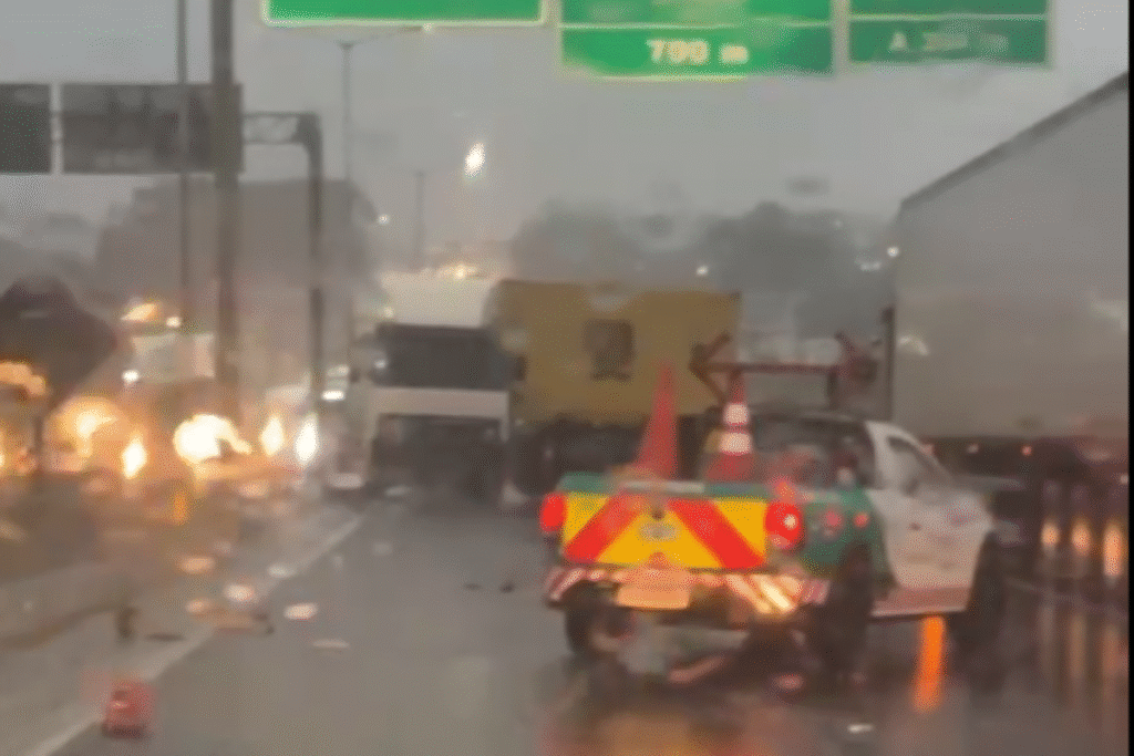 Um acidente com um caminhão provoca congestionamento na BR-376, em São José dos Pinhais, na manhã desta quarta-feira (22).