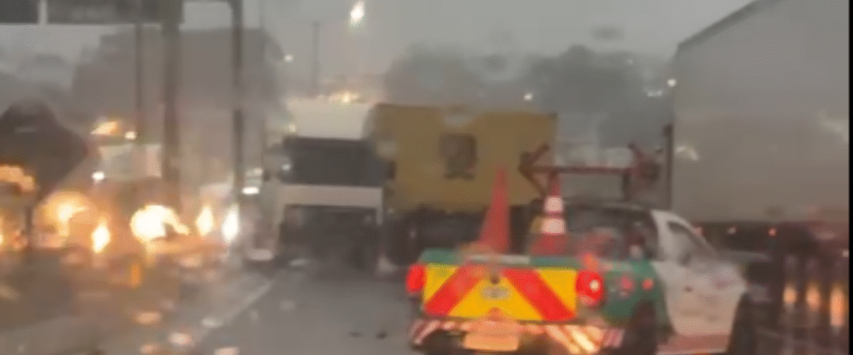 Um acidente com um caminhão provoca congestionamento na BR-376, em São José dos Pinhais, na manhã desta quarta-feira (22).