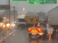 Um acidente com um caminhão provoca congestionamento na BR-376, em São José dos Pinhais, na manhã desta quarta-feira (22).