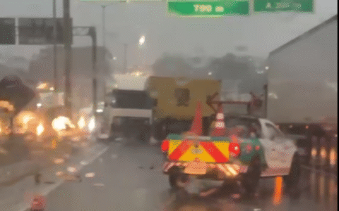 Um acidente com um caminhão provoca congestionamento na BR-376, em São José dos Pinhais, na manhã desta quarta-feira (22).