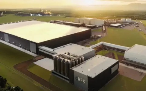 Gigante de bebidas inaugura fábrica de R$ 400 milhões em São José dos Pinhais e impulsiona geração de empregos