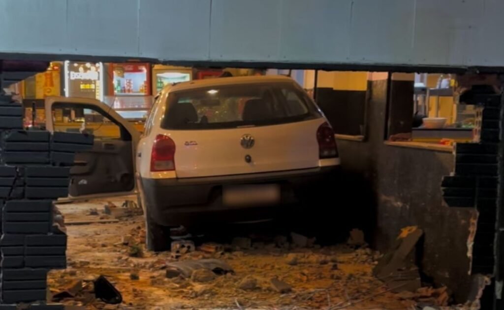Carro invade lanchonete após acidente e deixa dois feridos em São José dos Pinhais