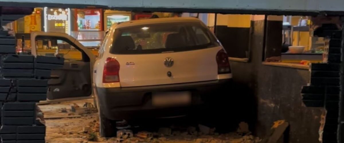 Carro invade lanchonete após acidente e deixa dois feridos em São José dos Pinhais