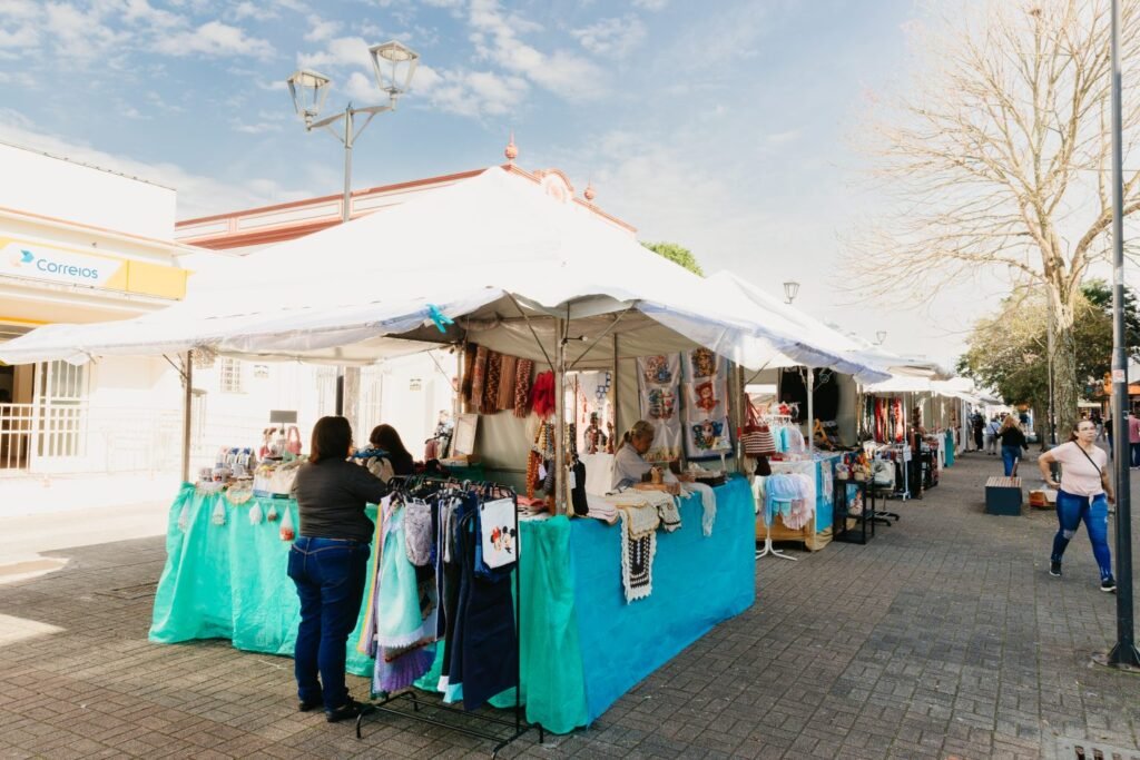 Feira de Dia dos Pais da Economia Solidária começa com artesanato e gastronomia no Centro de São José dos Pinhais