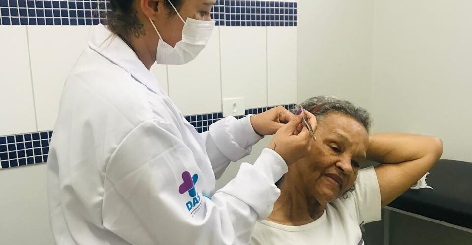Auriculoterapia é oferecida gratuitamente nas UBSs de São José dos Pinhais