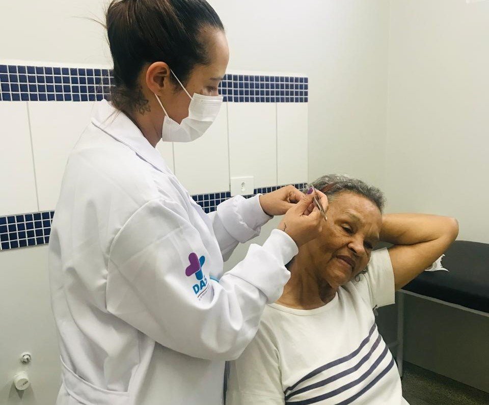 Auriculoterapia é oferecida gratuitamente nas UBSs de São José dos Pinhais
