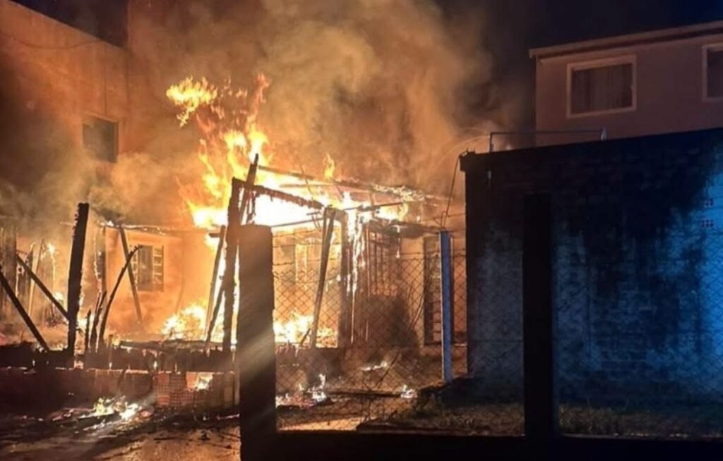Incêndio destrói casa de família na comunidade do Cannaã, em São José dos Pinhais