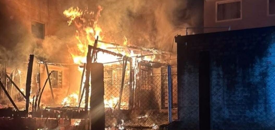 Incêndio destrói casa de família na comunidade do Cannaã, em São José dos Pinhais