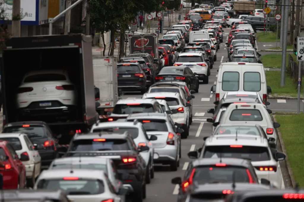 Adesivo eleitoral no carro pode afetar cobertura do seguro? Veja o que motoristas precisam saber