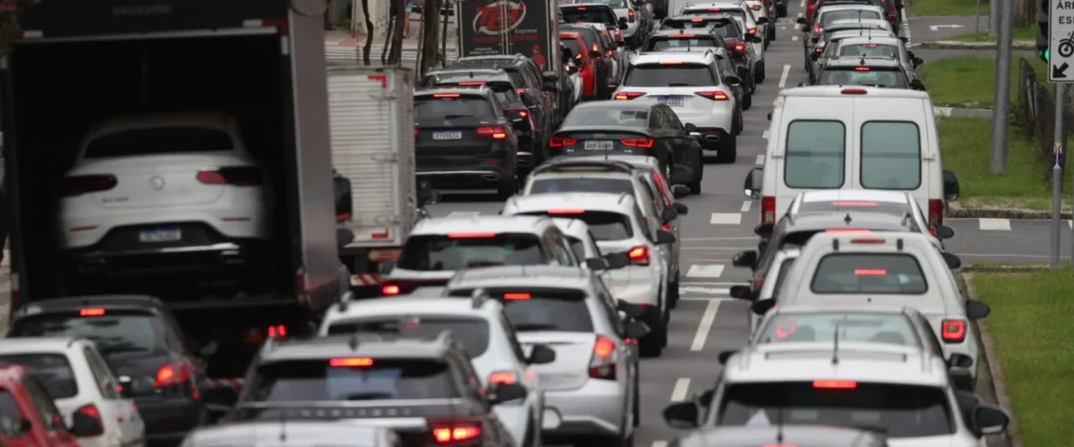 Adesivo eleitoral no carro pode afetar cobertura do seguro? Veja o que motoristas precisam saber