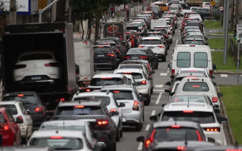 Adesivo eleitoral no carro pode afetar cobertura do seguro? Veja o que motoristas precisam saber