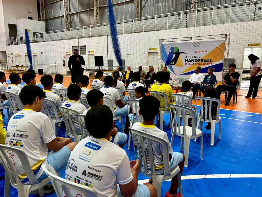 Projeto gratuito de handebol oferece 100 vagas para crianças e adolescentes em São José dos Pinhais