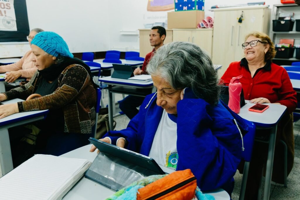 Aos 75 anos, Roseli volta a estudar e descobre que nunca é tarde para aprender
