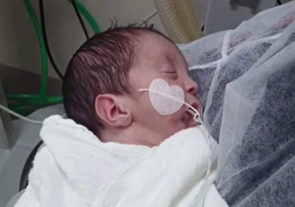 Bebê Noah recebe alta após ser encontrado vivo duas horas depois de ter sido declarado morto