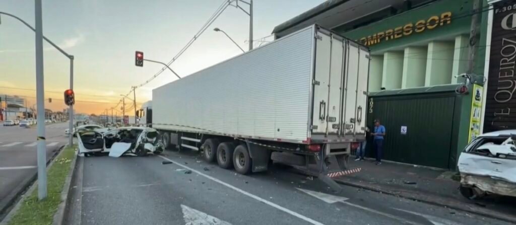 🚨 Polícia investiga colisão entre caminhão e sete carros em São José dos Pinhais