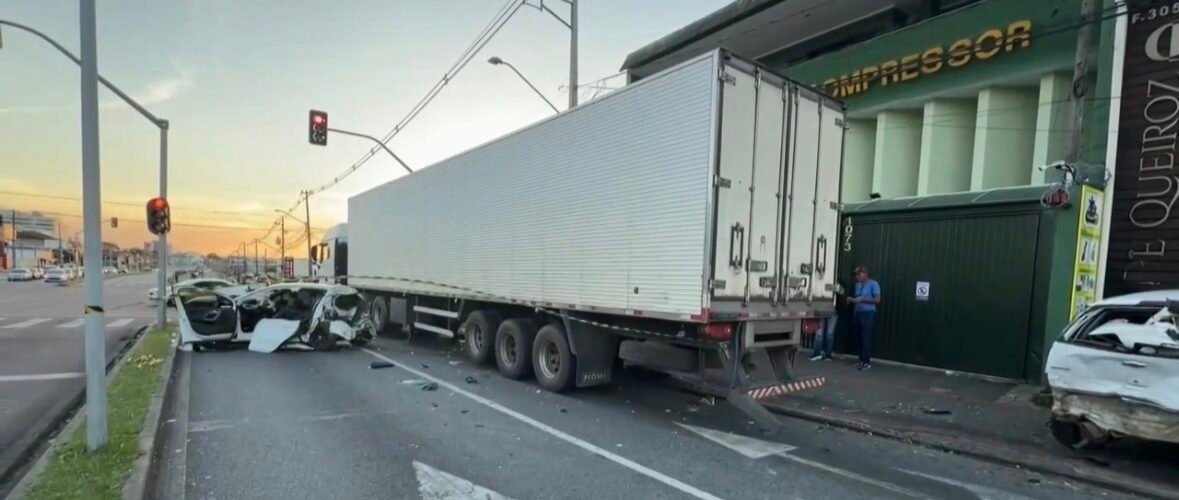 🚨 Polícia investiga colisão entre caminhão e sete carros em São José dos Pinhais