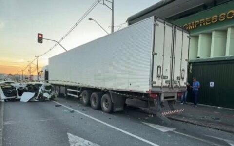 🚨 Polícia investiga colisão entre caminhão e sete carros em São José dos Pinhais