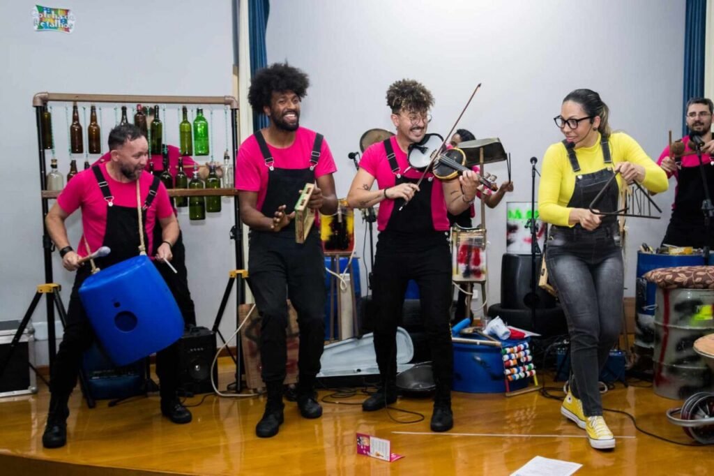 Orquestra de Sucata leva música, criatividade e educação ambiental para crianças de São José dos Pinhais