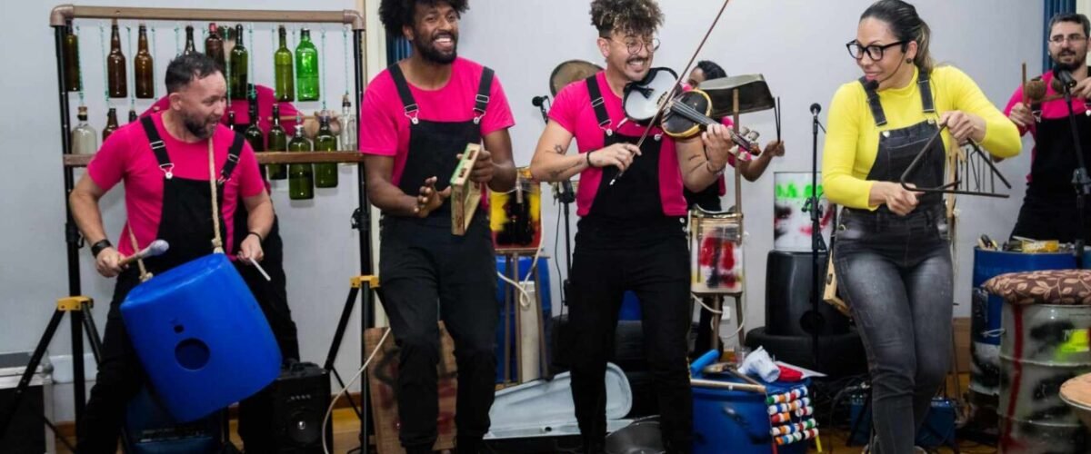 Orquestra de Sucata leva música, criatividade e educação ambiental para crianças de São José dos Pinhais