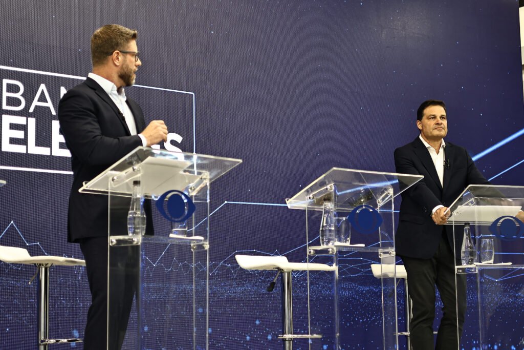 Debate na Band tem confronto direto entre Requião Filho e Sandro Alex