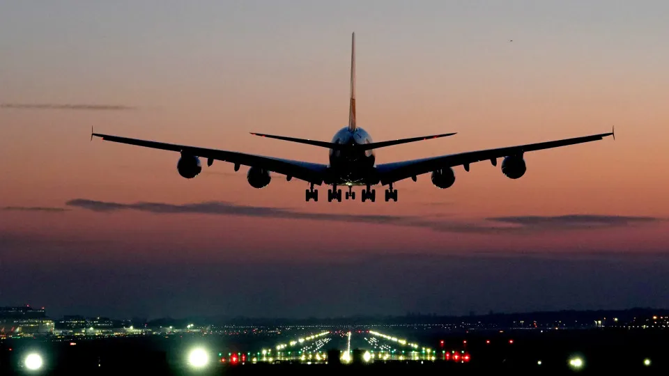 Voo da TAP com destino ao Aeroporto Afonso Pena declara emergência após despressurização e retorna a Lisboa