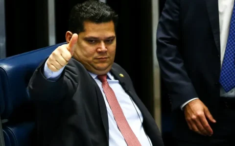 Oposição cobra impeachment de Alexandre de Moraes, mas enfrenta resistência no Senado
