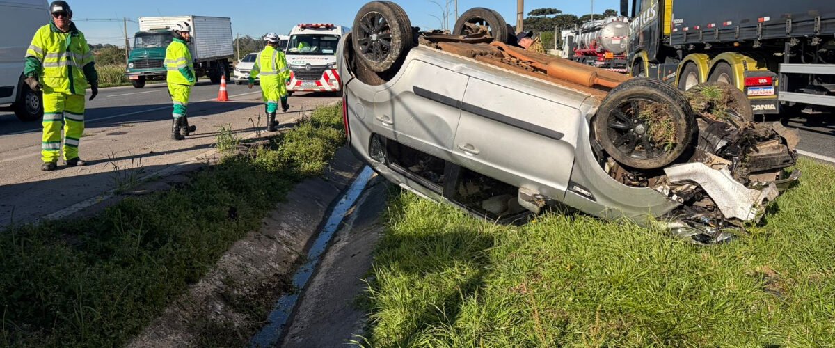 Carro capota em frente ao posto da PRF no Contorno Leste em São José dos Pinhais