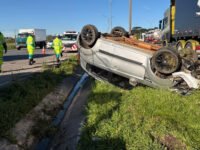 Carro capota em frente ao posto da PRF no Contorno Leste em São José dos Pinhais