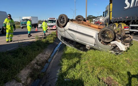 Carro capota em frente ao posto da PRF no Contorno Leste em São José dos Pinhais