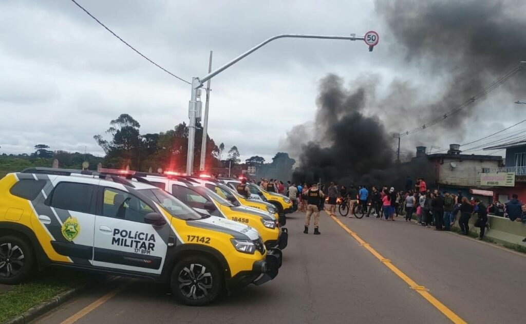 Moradores do bairro Iná bloqueiam rua em protesto após recorrentes alagamentos em São José dos Pinhais