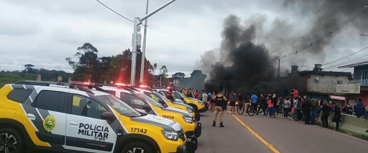 Moradores do bairro Iná bloqueiam rua em protesto após recorrentes alagamentos em São José dos Pinhais