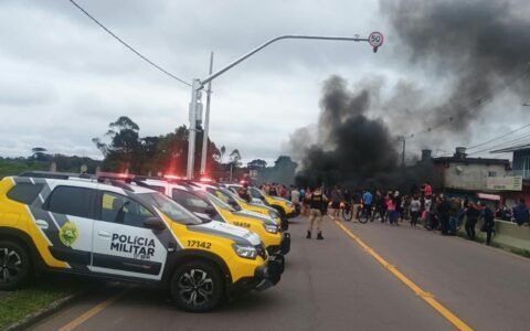 Moradores do bairro Iná bloqueiam rua em protesto após recorrentes alagamentos em São José dos Pinhais