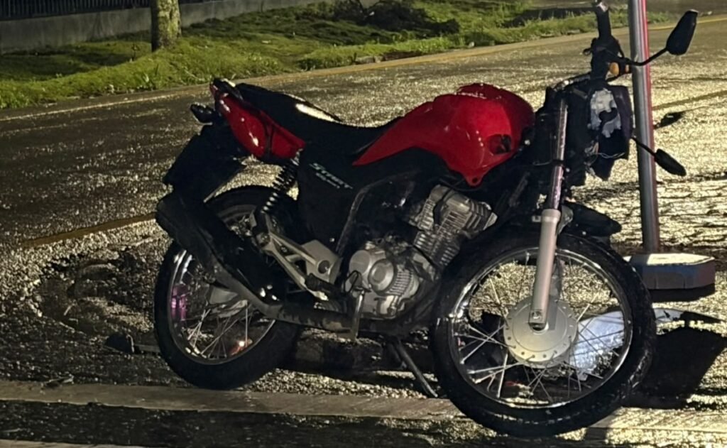 Motociclista fica ferido após colisão frontal com carro durante chuva no bairro Iná, em São José dos Pinhais