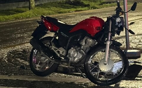 Motociclista fica ferido após colisão frontal com carro durante chuva no bairro Iná, em São José dos Pinhais