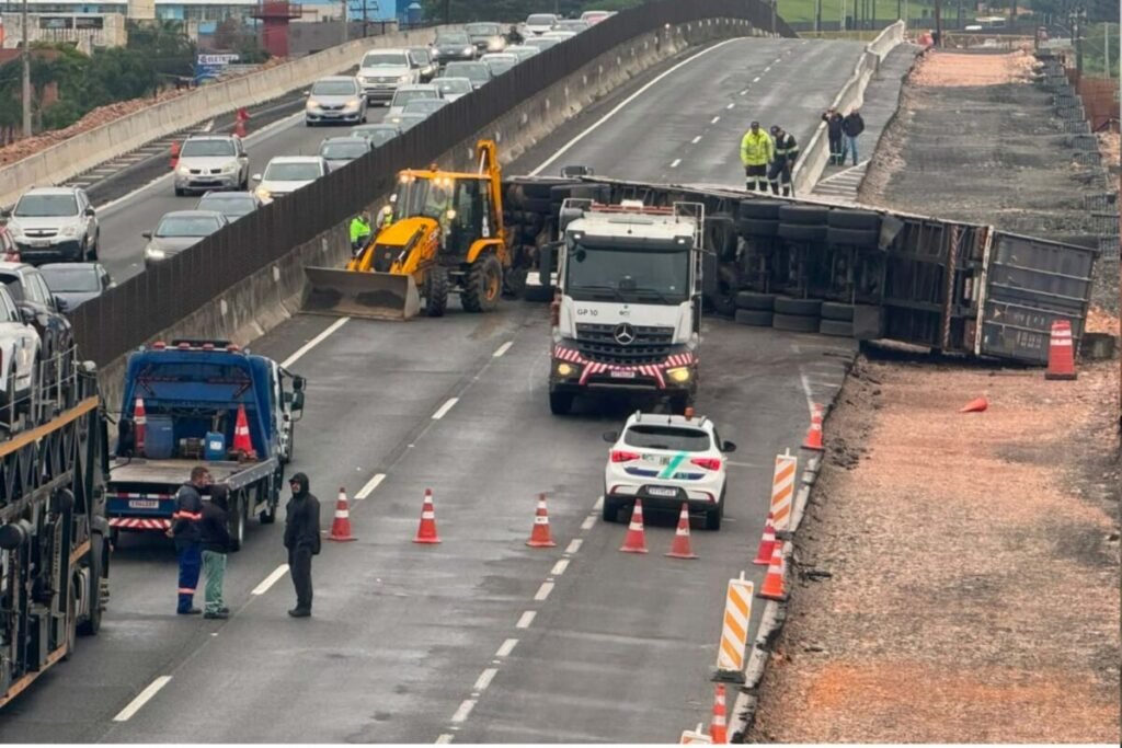 Tráfego é liberado e fluxo volta ao normal na BR-277 após tombamento de caminhão entre São José dos Pinhais e Curitiba