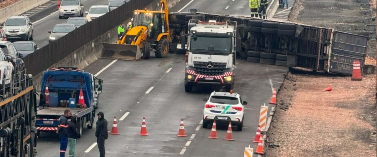 Tráfego é liberado e fluxo volta ao normal na BR-277 após tombamento de caminhão entre São José dos Pinhais e Curitiba