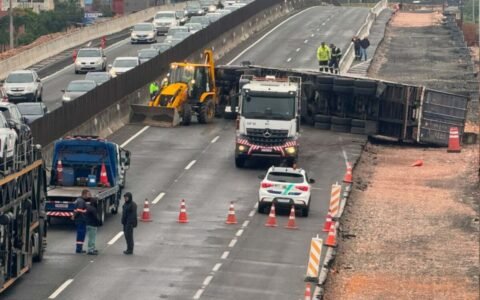 Tráfego é liberado e fluxo volta ao normal na BR-277 após tombamento de caminhão entre São José dos Pinhais e Curitiba