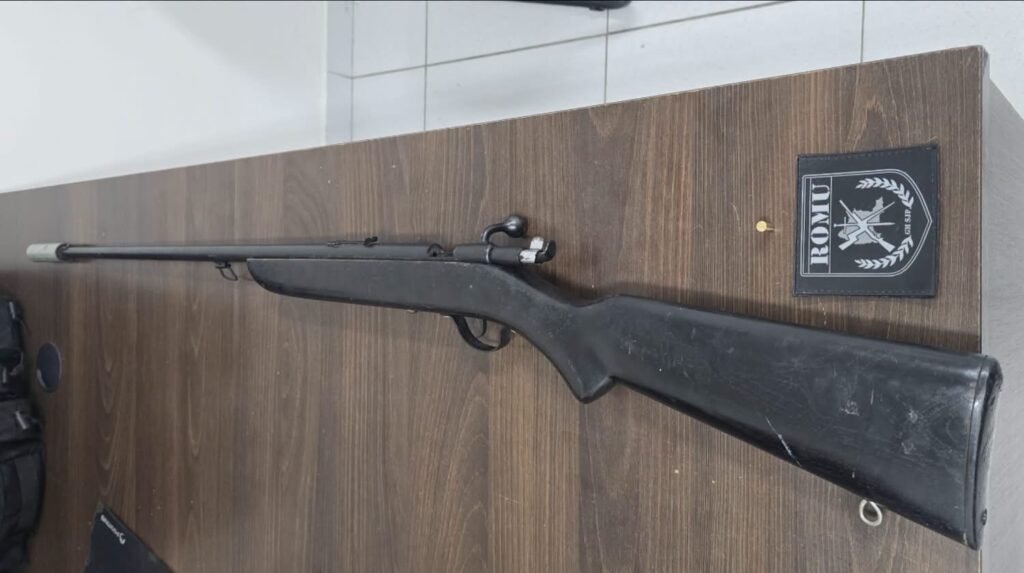 ROMU PRENDE HOMEM QUE AMEAÇAVA POPULARES COM CARABINA NO BAIRRO SÃO MARCOS