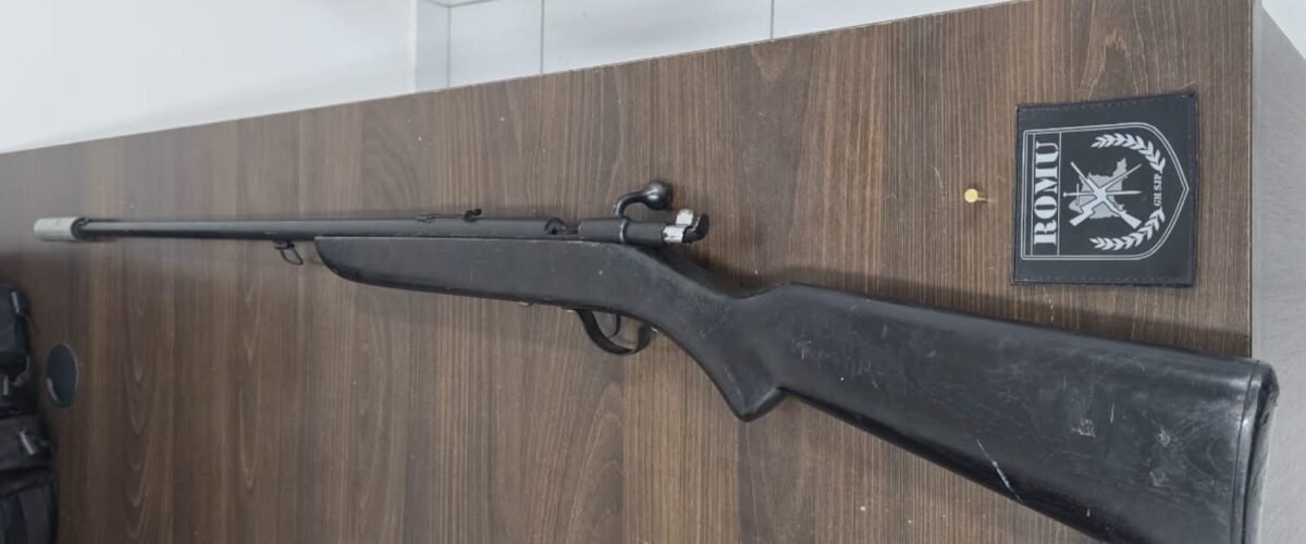 ROMU PRENDE HOMEM QUE AMEAÇAVA POPULARES COM CARABINA NO BAIRRO SÃO MARCOS