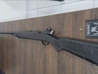 ROMU PRENDE HOMEM QUE AMEAÇAVA POPULARES COM CARABINA NO BAIRRO SÃO MARCOS