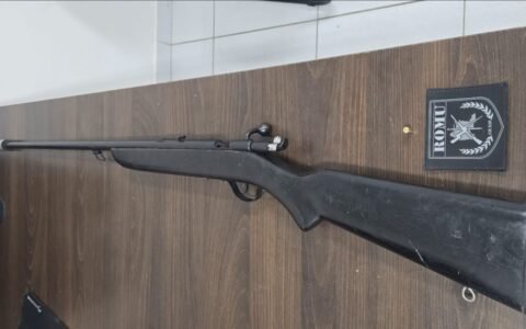 ROMU PRENDE HOMEM QUE AMEAÇAVA POPULARES COM CARABINA NO BAIRRO SÃO MARCOS