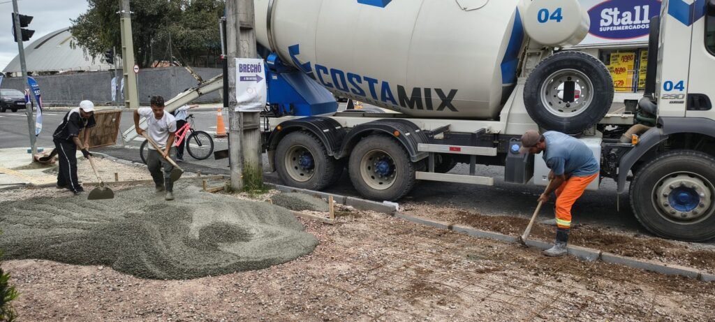 OBRAS NAS CALÇADAS DA RUA ALMIRANTE ALEXANDRINO AVANÇAM COM CONCRETAGEM E ACESSIBILIDADE!