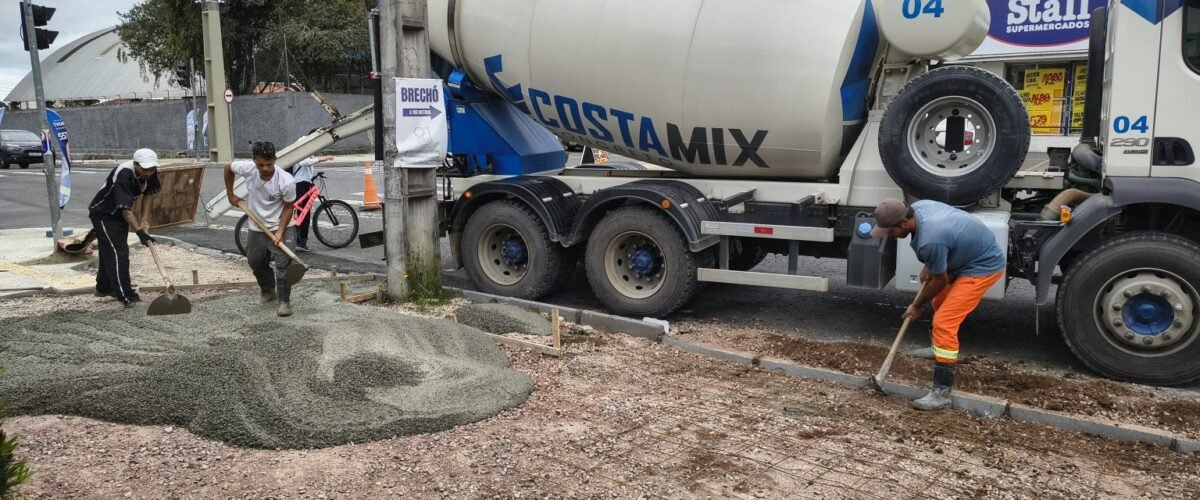 OBRAS NAS CALÇADAS DA RUA ALMIRANTE ALEXANDRINO AVANÇAM COM CONCRETAGEM E ACESSIBILIDADE!