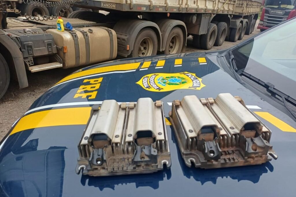 PRF prende mecânico com módulos furtados de caminhões na BR-277 em São José dos Pinhais