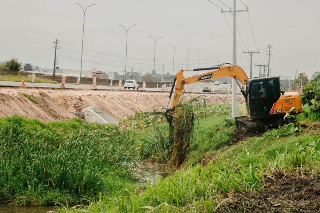 Limpeza de canal é reforçada no Parque da Fonte, em São José dos Pinhais