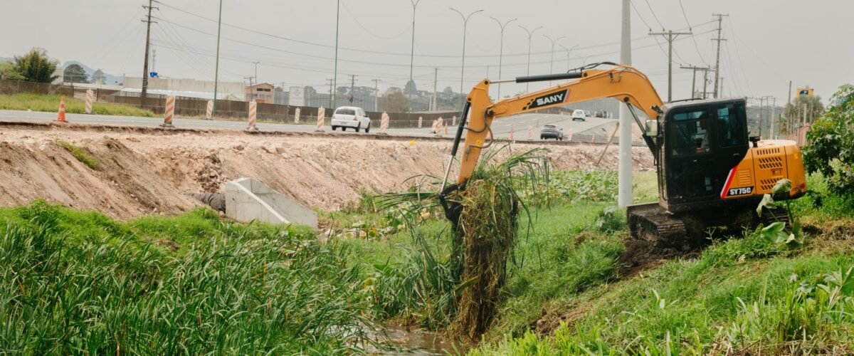Limpeza de canal é reforçada no Parque da Fonte, em São José dos Pinhais