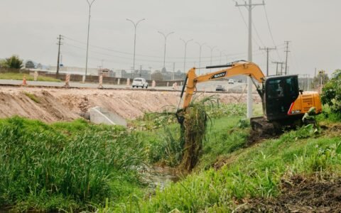 Limpeza de canal é reforçada no Parque da Fonte, em São José dos Pinhais