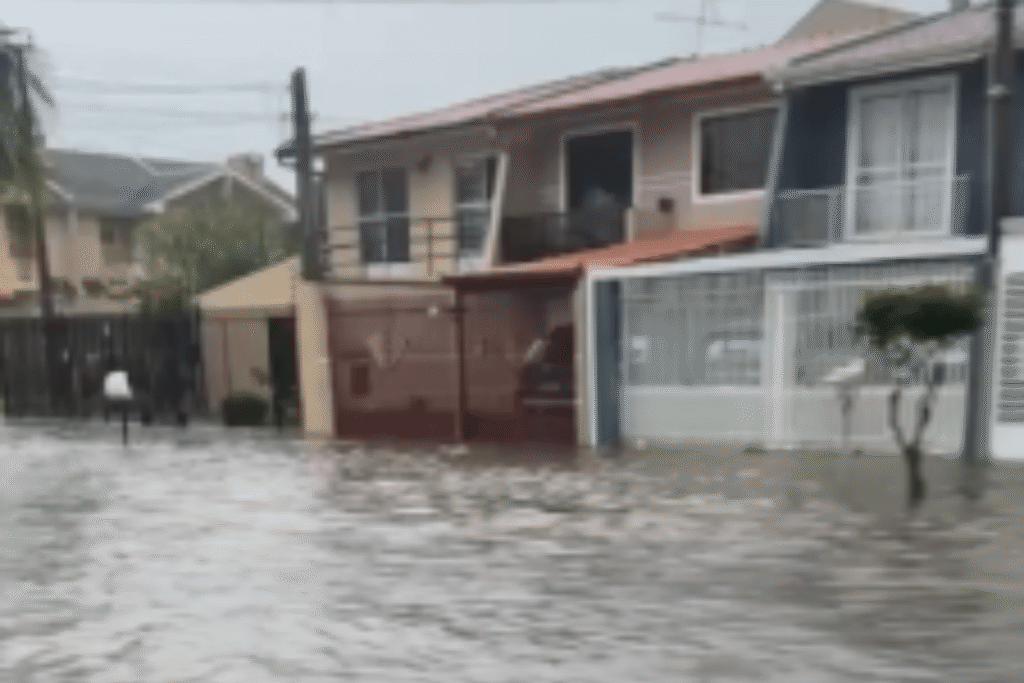 Fortes chuvas provocam alagamentos em diversos bairros de São José dos Pinhais